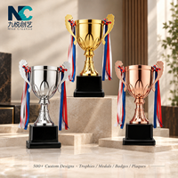 Coupe de champion plaquée avec base en marbre noir et logo personnalisé pour les tournois sportifs et les événements d'entreprise, OEM