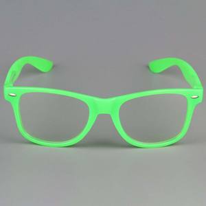 Vente en gros de lunettes de soleil vintage mode colorées qualité supérieure en plastique, lunettes de soleil rétro tendance pour hommes et femmes - Product Image 4