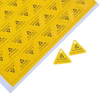 Étiquette triangulaire découpée à la presse à froid avec trou perforé, marqueur d'alerte de sécurité, sérigraphiée, en PET jaune, pour équipement électrique