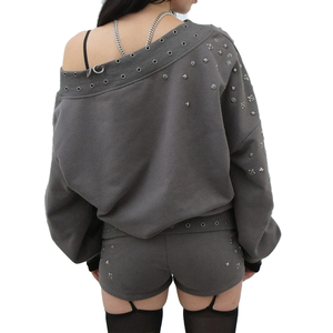 Sweat-shirt surdimensionné gris anthracite à logo personnalisé pour femme, style gothique, avec clous, épaules dénudées, rivets métalliques et œillets, manches longues - Product Image 2