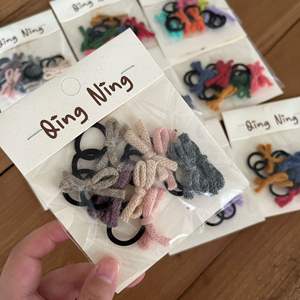 Set di 10 Mini Elastici per Capelli con Fiocco in Filato Colorato, Carini per Codini da Bambina - Product Image 4