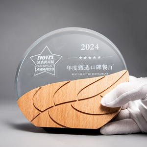 Trophée en cristal avec gravure laser personnalisée pour récompenses et cadeaux d'affaires, base en bois véritable durable - Product Image 5