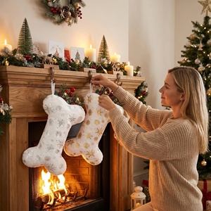 Chaussettes de Noël en forme d'os, nouveau design, en peluche douce, broderie de flocons de neige, chaussettes de Noël scintillantes de haute qualité pour cadeau - Product Image 5