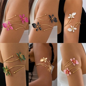Bracelet ouvert en métal pour femme, motif floral émaillé coloré, style tendance estival, géométrique et imposant - Product Image 2