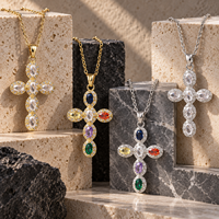 ARNAN Collier tendance en laiton plaqué or 18 carats et acier inoxydable avec pendentif croix chaîne de lèvre et grand zircon cubique (CZ) taille cabochon effet glacé