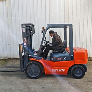 Chariot élévateur diesel 3 tonnes d'occasion à faible coût, mini 4x4 avec mât triple libre 4,5 m pour port - Product Image 3