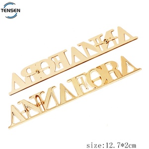 Accesorio de bolsa de placa de identificación de letras de Metal chapado en oro <span class=keywords><strong>y</strong></span> accesorios de mochila emblemas decorativos logotipos de aleación de Zinc en relieve para sombreros - Product Image 2