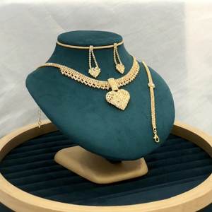 Parure de bijoux vintage éblouissante pour mariée, avec collier et boucles d'oreilles en forme de cœur orné de strass, plaqué or et argent, idéale pour mariages, fêtes et la Saint-Valentin - Product Image 5