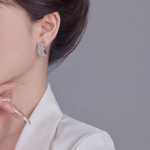 Pendientes Estilo Francés para Mujer, Diseño Ligero y Elegante con Perlas y Circonitas, Versátiles, Modernos, con Temperamento Único, Regalo - Product Image 4