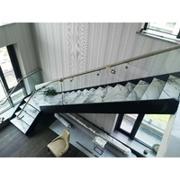 Système d'escalier à poutres apparentes au design moderne 2024 pour salon, avec garde-corps en câble de verre intérieur, marches flottantes droites en bois et forme spirale