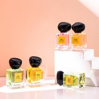 Vaporisateur de parfum carré transparent avec logo personnalisé Mini diffuseur de parfum 30ml en verre de luxe vide de 25ml rechargeable sérigraphie pour voiture