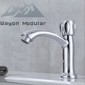 Robinet de lavabo de salle de bain Wayon Classic à poignée croisée avec bec haut en arc - Product Image 1