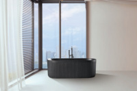 Baignoire autoportante ovale en pierre artificielle à surface solide cannelée verticale, écologique, de luxe, pour salle de bain et hôtel