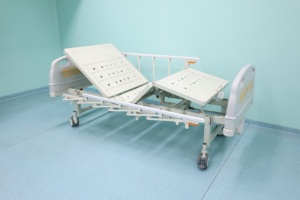 Медицинская кровать LK-B2 с 2 регулируемыми секциями, с медицинским матрасом, для интенсивной терапии и ухода за пациентами - Product Image 2