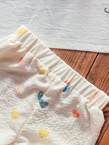 Novedades 2026: Conjunto de 2 piezas para niñas, primavera-verano, top de tela arrugada estilo pastoral con ribete de encaje en forma de corazón y shorts frescos, ropa infantil. - Product Image 4