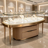 Comptoir à bijoux moderne personnalisable avec accents en aluminium et bois, éclairage LED, design durable et facile à nettoyer pour les magasins de détail haut de gamme