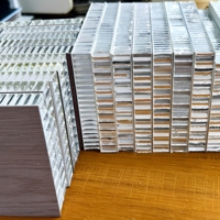 Panneau sandwich alvéolaire en aluminium ignifuge et écologique anti-moisissure avec garantie de 5 ans pour revêtement de façade de bâtiment et mur-rideau