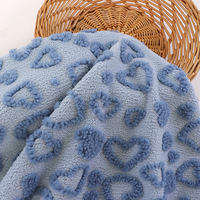 100% Polyester doux berbère polaire hiver manteau Jacquard en forme de coeur fausse fourrure tissu chaîne tricoté Textile de maison pour les filles