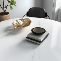 Table de dîner ronde moderne en pierre frittée recyclée avec plateau en céramique et pied en bois