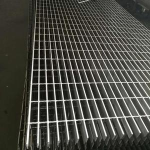 Grille de barreaux en acier inoxydable sur mesure pour passerelle industrielle et marches d'escalier, pour usage extérieur - Product Image 1