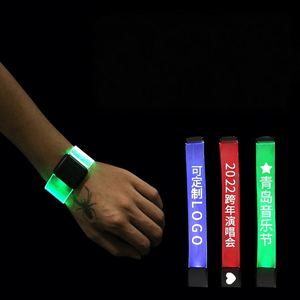 Pulsera Luminosa LED Transparente con Logotipo Personalizado, Brazalete Magnético Promocional Brillante para Fiestas - Product Image 6