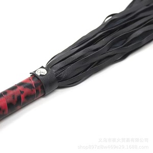 Látigos al por mayor con estampado de leopardo rojo, accesorios de escenario, látigos cortos para entrenamiento, látigos eróticos alternativos para parejas y entrenamiento SM. - Product Image 2