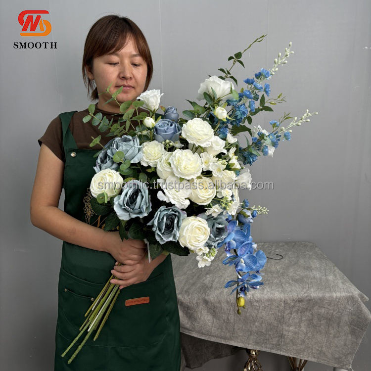 ช่อดอกไม้ผูกมือ