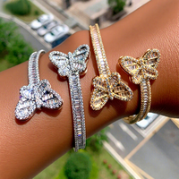 Bracelet manchette ouverte motif rose entièrement pavé de zircone cubique baguette, en or rose et argent