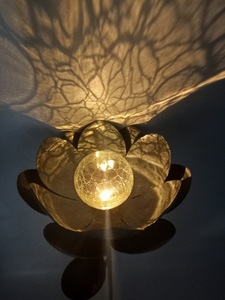 Lámpara Solar LED para Exteriores con Forma de Flor de Loto de Metal, Bola de Cristal con Luz Interior y Estaca - Product Image 3