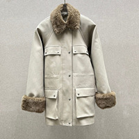 Manteau parka d'hiver pour femme avec col et poignets en fausse fourrure, taille cintrée, multi-poches, manches classiques, orné de perles, style utilitaire, résistant au froid