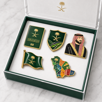 Großhandel Maßgefertigte Saudi-Arabien Emaille-Anstecknadel Geschenkbox Grüne Flagge Kamel Ghutra Reversnadel Touristen-Souvenir Moschee-Abzeichen Geschenkset