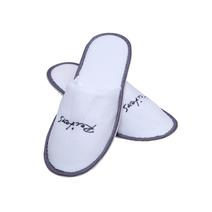 Özel 5 yıldız ucuz lüks yumuşak kapalı ayak yıkanabilir beyaz mercan polar Unisex misafir odası tek kullanımlık tüm mevsim otel terlikleri - Product Image 5