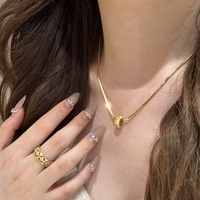 Collier ras du cou délicat en perles brossées dorées style rétro français 2026, design de niche, pendentif personnalisé