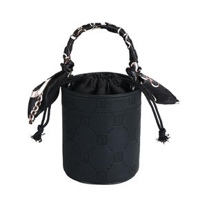 Bolsa de Cosméticos Portátil Personalizada, Diseño a Cuadros Negros con Letras, Asa Suave, Tipo Funda, Bolsa de Maquillaje para Uso Diario, Primavera 2025 - Product Image 1