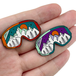 Broches amusantes en métal émaillé motif dessin animé lunettes de plongée et paysage, accessoires pour sacs à dos et vêtements, bijoux en gros - Product Image 5