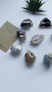 Cristallo naturale pietra grezza Fluorite lunetta ciondolo dorato irregolare ametista rosa quarzo ametista collana pendente non inclusa - Product Image 2