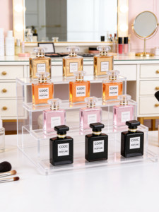 Exhibidor Acrílico Transparente en Forma de Escalón: una Estante de Varios Niveles Sofisticada para Productos de Cuidado de la Piel, Cosméticos y Perfumes - Product Image 3