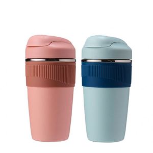 Nouvelle conception de tasse à café de voyage à double paroi isolée, avec manchon en silicone et poignée pliable, avec couvercle multifonction - Product Image 1