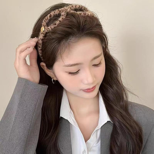 Diadema de diseño versátil y popular, diadema elegante para mujer, accesorio de moda para el cabello para uso diario - Product Image 1