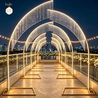 Arche de mariage en métal doré de qualité supérieure avec des rangées de cristaux et éclairage LED pour la décoration intérieure de mariage et des banquets, style lustre