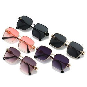 แว่นกันแดดทรงเหลี่ยมใหญ่ทันสมัย โลหะ ดีไซน์พิเศษ แว่นตาแฟชั่นหรูหรา คุณภาพสูง - Product Image 6