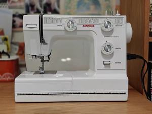 Máquina de Coser Janome 392, Sistema Eléctrico Versátil para Confección y Manualidades, Ideal para Principiantes y Artistas, en Oferta - Product Image 3