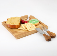 Plateau de service en bambou naturel avec porte-verres à vin, plateau carré pour fromages, charcuterie et apéritifs pour les fêtes et les collations