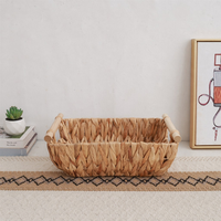 Panier de rangement rectangulaire en jonc de mer tressé avec poignées en bois pour bureau, table basse, cosmétiques, clés et collations - Écologique