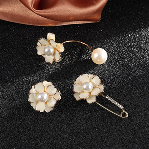 เข็มกลัดคริสตัลรูปดอกไม้ทันสมัย ประดับด้วยเพชรเทียม ตัวเรือนโลหะผสมชุบทอง  สามารถปรับแต่งได้ เหมาะสำหรับทุกเพศ ใช้ได้ทุกวัน ของขวัญสำหรับงานหมั้น - Product Image 3