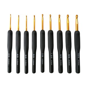 Aguja de Tejer de un Solo Extremo con Empuñadura de Silicona TPR Negra Ecológica - <span class=keywords><strong>Punta</strong></span> de Gancho Dorada para Tejer a Mano, Bordar y Proyectos de Manualidades - Product Image 1