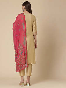 Últimos diseños de conjuntos de kurta, pantalón y dupatta para mujer, color beige, bordados, con estampado digital en chanderi, hechos a mano, personalizados al por mayor. - Product Image 6