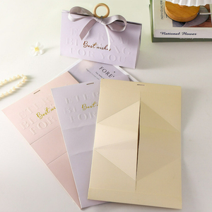 Sac cadeau en papier pliable en forme de triangle de style décontracté avec poignée en <span class=keywords><strong>bois</strong></span> circulaire pour mascara soins de la peau huile essentielle rouge à lèvres - Product Image 3