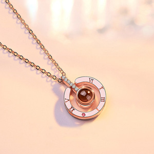 Collana con ciondolo in oro rosa con design a numeri romani in zirconia cubica per l'uso quotidiano da parte delle donne - Product Image 1