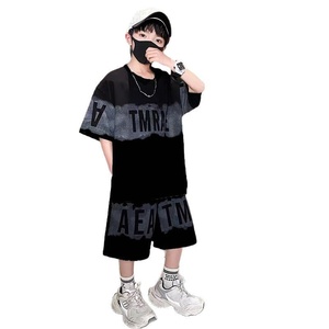 Completo Estivo per Ragazzi 2026: Set Maglietta e Pantaloncini in Misto Cotone con Motivo a Lettere, Stile Sportivo ed Elegante - Product Image 1